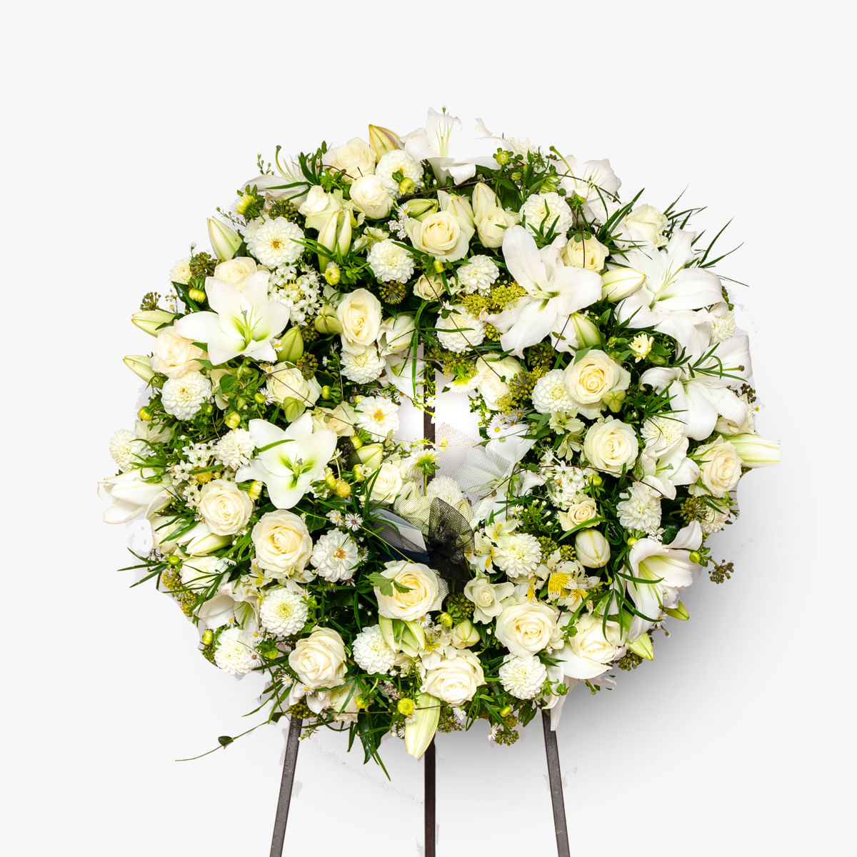 Coroana funerara cu flori albe cu 24 trandafiri albi, 9 crini imperiali albi, 12 alstroemeria, 15 ornithogalum, 12 crizanteme